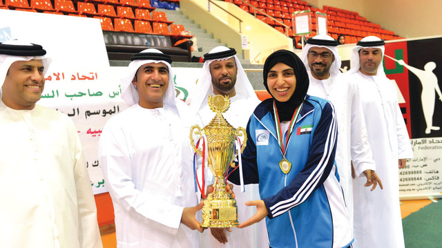 "حمدة القبيسي تتسلم كأس الفوز بلقب سلاح الإيبيه للفتيات\tالبيان"