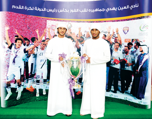 "الجمهور تسابق لالتقاط الصور التذكارية مع الكأس الغالية البيان"