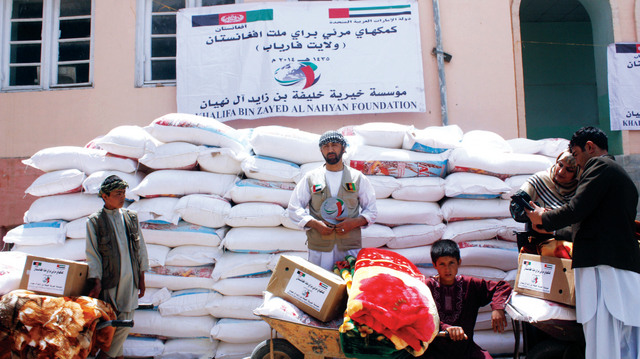 "خلال توزيع المساعدات على المتضررين من الفيضانات والانهيارات الأرضية\tوام"