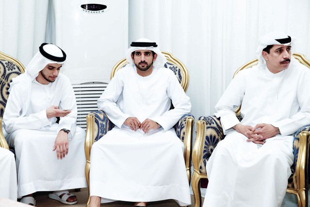 "حمدان بن محمد يقدم واجب العزاء بحضور عيسى كاظم ونجله خالد"
