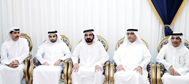 "محمد بن راشد يقدم العزاء لمحمد وفهد آل رفيع بحضور عيسى كاظم\t\tتصوير- خليفة اليوسف"