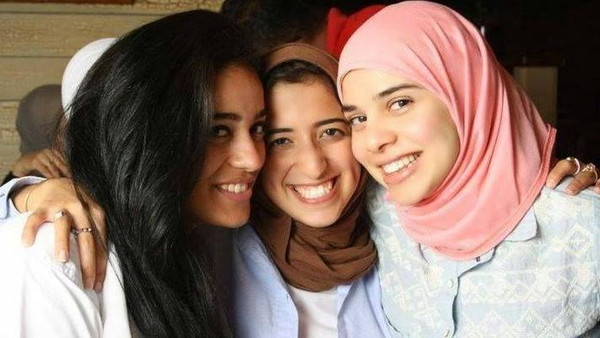 "آية عبد الفتاح السيسي (يمين)"