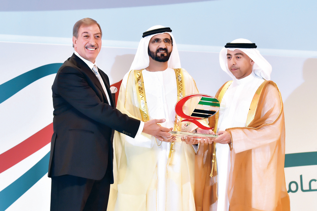 "محمد بن راشد يكرم خالد عبد الواحد الرستماني وميشال عياط عن الشركة العربية للسيارات"