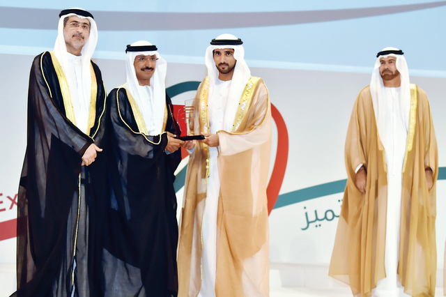 "حمدان بن محمد يكرم سلطان بن سليم عن دبي العالمية"