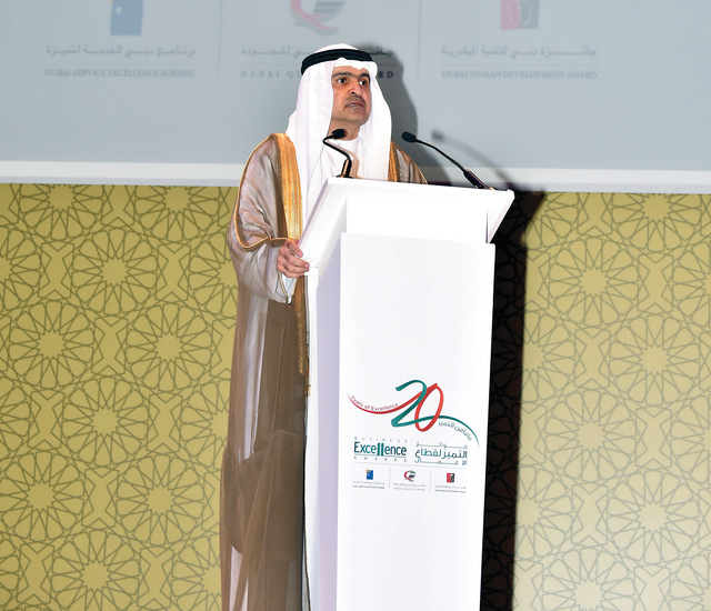 "سامي القمزي خلال إلقاء كلمته"