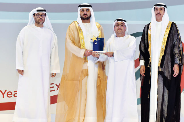 "مكتوم بن محمد يكرم مجموعة الرستماني"