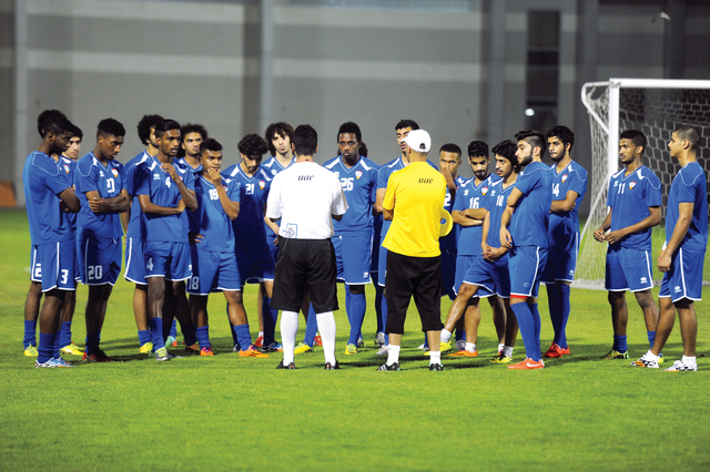 "منتخب الشباب يتلقى تعليمات الجهاز الفني قبل بدءالتدريب \tالبيان"