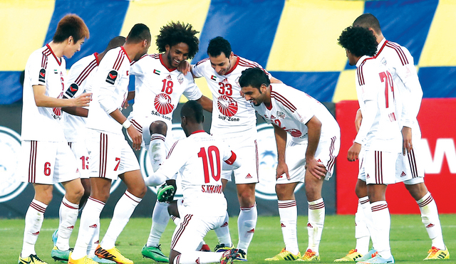 "نجوم الشارقة وطقوس خاصة في الاحتفال بالأهداف البيان"