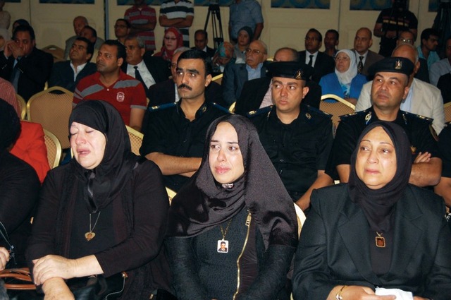 "جانب من أسر الشهداء خلال المؤتمر \t البيان"