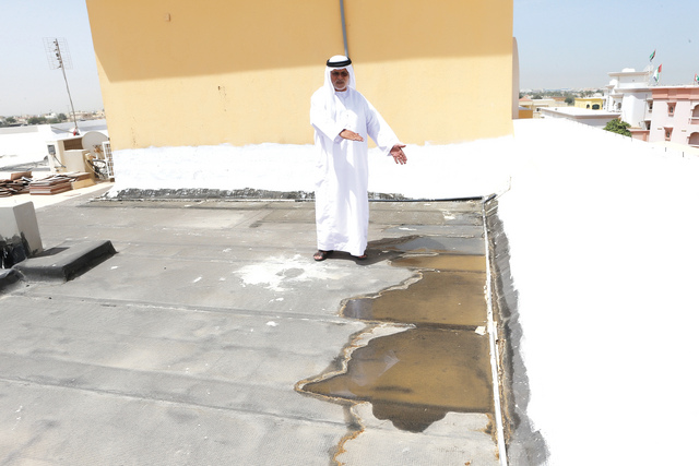 "الهاشمي يوضح مكامن الخلل في منزله المتهالك\t\tتصوير غلام كاركر"