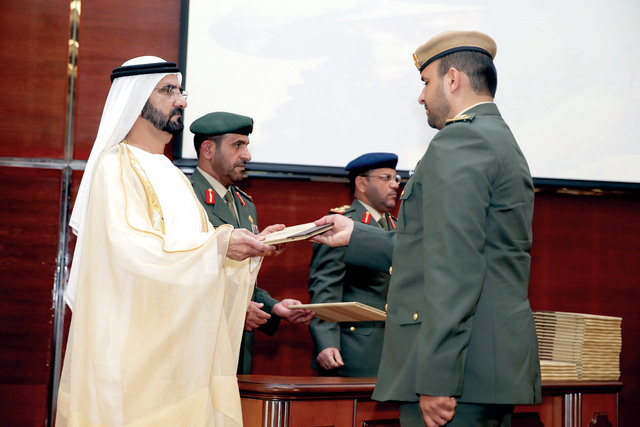 "محمد بن راشد خلال توزيع الشهادات على الخريجين"