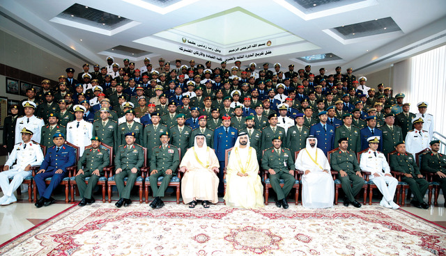 "محمد بن راشد بحضور سيف بن زايد ومحمد البواردي وحمد الرميثي مع الخريجين وقائد وضباط الكلية تصوير: خليفة اليوسف"