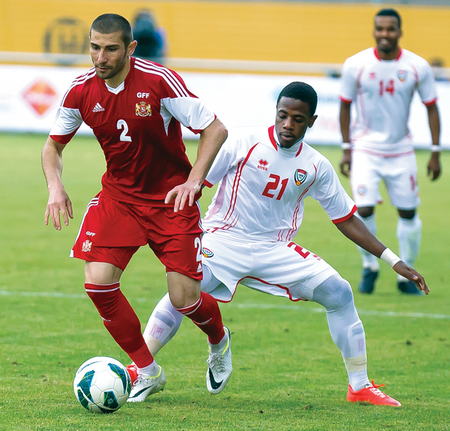 "أحمد ربيع يحاول المرور من لاعب جورجياالبيان"
