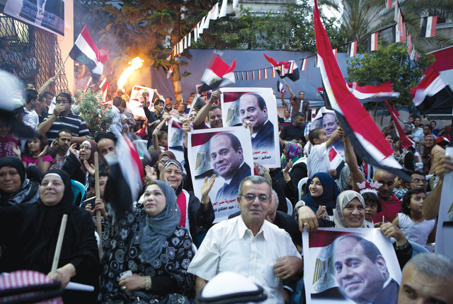 "من الاحتفالات في غزة بفوز السيسي \t \t إي بي إيه"