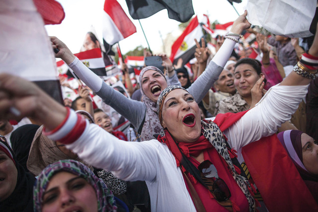 "من مشاهد الاحتفالات أمام قصر الاتحادية في القاهرة بالإعلان رسمياً عن فوز عبدالفتاح السيسي برئاسة مصر \t \t أ.ف.ب"