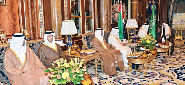 "خادم الحرمين ومحمد بن زايد خلال المباحثات بحضور نهيان ومنصور بن زايد وام"