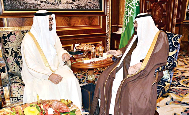 "الملك عبدالله ومحمد بن زايد أثناء لقائهما في الدار البيضاء وام"