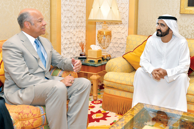 "محمد بن راشد خلال مباحثاته مع جونسون"