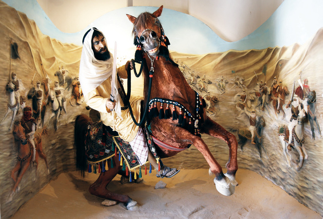 "مجسم للخيل والخيال داخل المتحف"