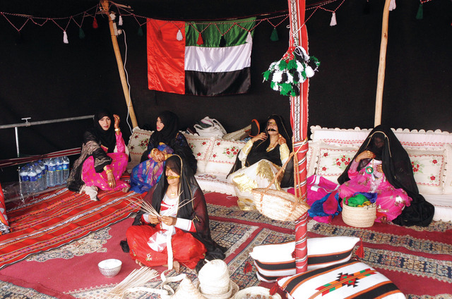 "مشغولات تراثية إماراتية حظيت بإعجاب زوار مهرجان طانطان"