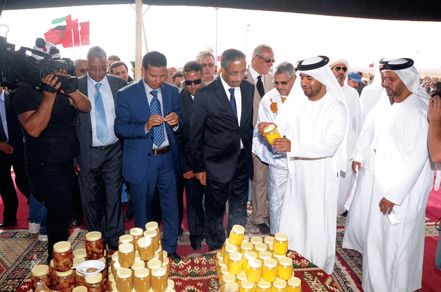 "الوفد المغربي وزوار يطلعون على معروضات إماراتية تراثية من المصدر"