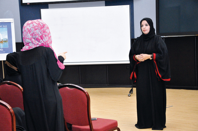 "ناعمة الشامسي خلال ورشة الخدمة الاجتماعية"