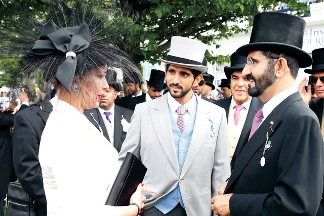 "حاكم دبي يتبادل الحديث مع حمدان بن محمد وهيا بنت الحسين"