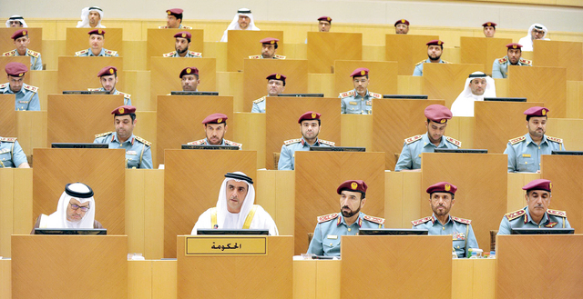 "سيف بن زايد وأنور قرقاش خلال مناقشة سياسة وزارة الداخلية \tأرشيفية"