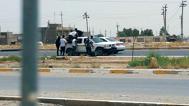 "الطلاب يركبون سيارات العابرين ويفرون من الجامعة \t إي بي إيه"
