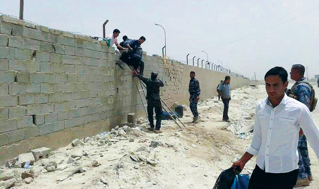 "طلاب جامعة الأنبار يفرون عبر أحد الأسوار \t إي بي إيه"