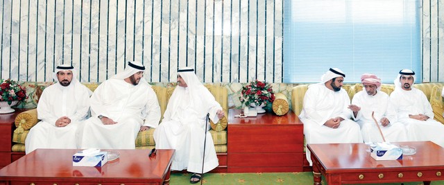 "حاكم الفجيرة متقبلاً تعازي عبدالله المعلا والشعفار بحضور محمد بن حمد وام"