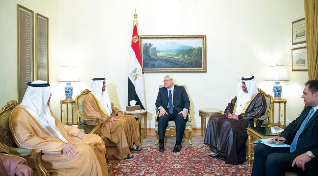"محمد بن زايد خلال لقائه عدلي منصور بحضور سلطان الجابر وخلدون المبارك \t\t\t\t وام"