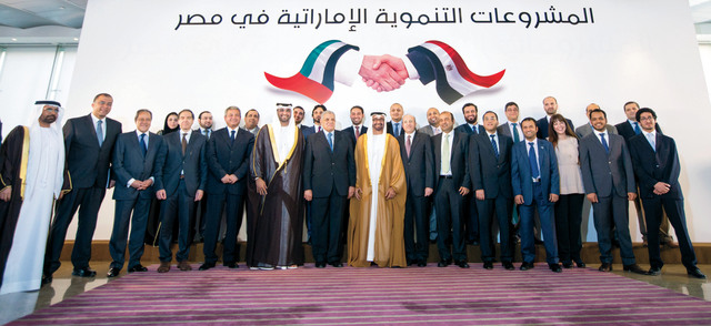 "محمد بن زايد وإبراهيم محلب يتوسطان وزراء ومسؤولين وقيادات شابة عقب إطلاعه على المشروعات في مصر بحضور سلطان الجابر ومحمد بن نخيرة الظاهري \t وام"