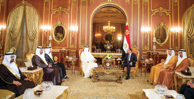 "محمد بن زايد خلال لقائه السيسي عقب حفل التنصيب بحضور عبدالله بن زايد وسلطان الجابر وخلدون المبارك ومحمد الظاهري ومحمد المزروعي وام"