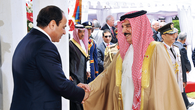 "الرئس المصري يتلقى التهنئة من العاهل البحريني الملك حمد بن عيسى\tأ.ب"