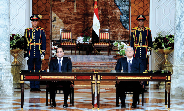 "السيسي ومنصور خلال حفل تسلّم السلطة\t\t أ.ب"