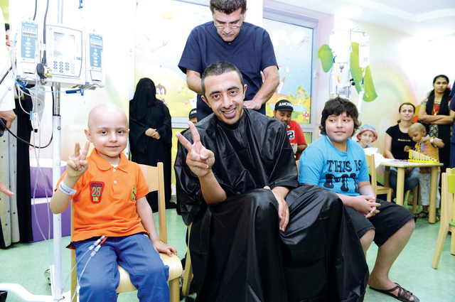 "..وأثناء حلاقة شعره تضامناً مع الأطفال مرضى السرطان\t\t\t\t\t وام"