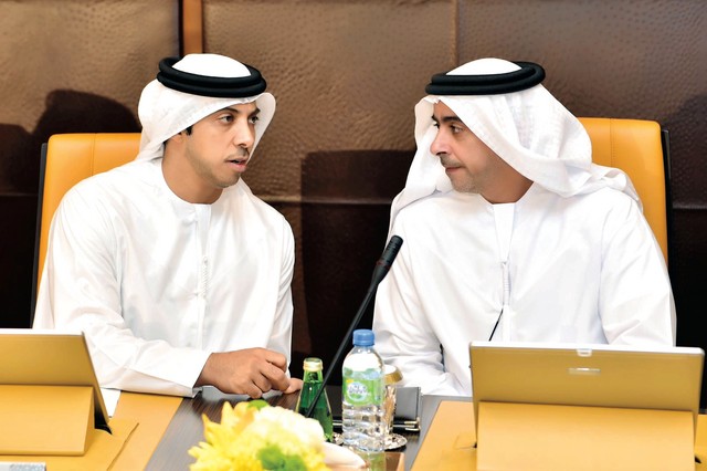 "سيف ومنصور بن زايد في حديث جانبي"