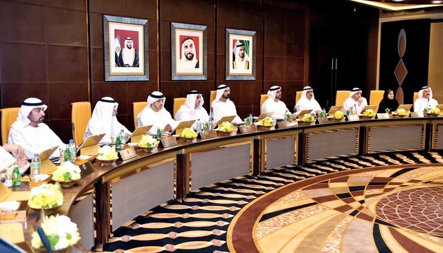 "محمد بن راشد خلال ترؤسه اجتماع مجلس الوزراء بحضور حمدان بن راشد وسيف ومنصور وعبدالله بن زايد ونهيان وحمدان بن مبارك ولبنى القاسمي والمنصوري تصوير - سيف محمد"