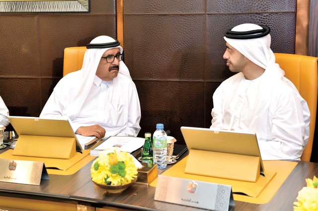 "حمدان بن راشد وعبدالله بن زايد يتبادلان الحديث"