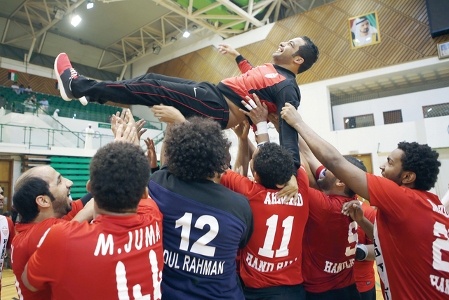 "لاعبو الأهلي يحتفلون بالكأس على طريقتهم الخاصة"