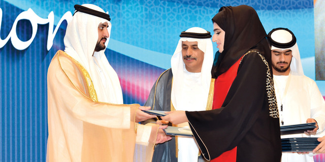 "مكتوم بن محمد يسلم الشهادات للخريجين"
