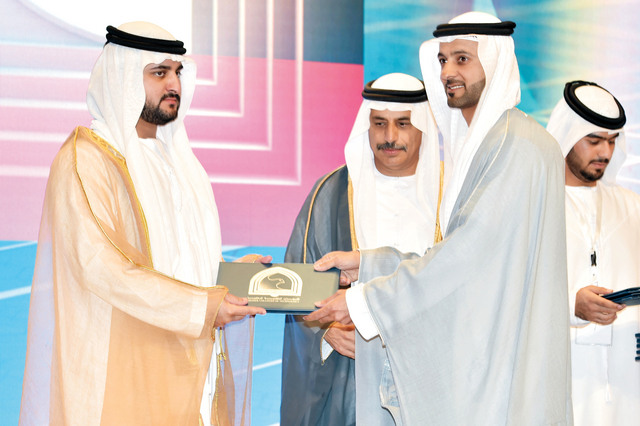 ".. وسموه  يسلم الشهادات  للخريجين"