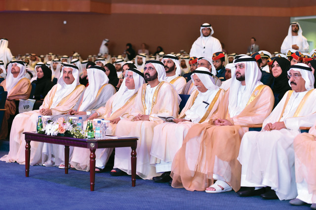 "محمد بن راشد يشاهد عرضا مصورا لأنشطة الكليات بحضور مكتوم بن محمد وحميد القطامي وصقر غباش ومحمد الشامسي وجمعة الماجد والنابودة"