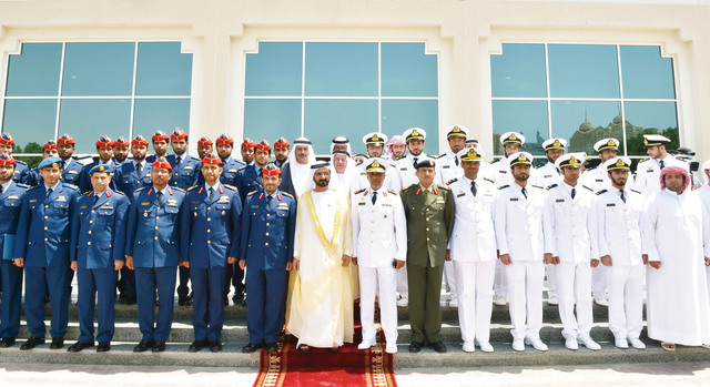 "نائب رئيس الدولة يتوسط الخريجين الدارسين في كليات التقنية من مرشحي كليتي خليفة بن زايد الجوية وراشد بن سعيد البحرية بحضور رشاد السعدي ومحمد الشامسي وطيب كمالي وقيادات عسكرية\tتصوير محمد هشام"
