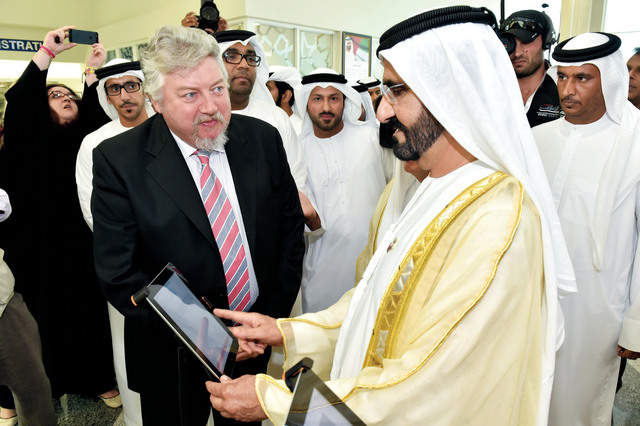 "محمد بن راشد يوقع على اللوحة الالكترونية"