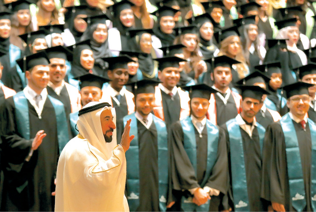 "حاكم الشارقة يحيي الخريجين"