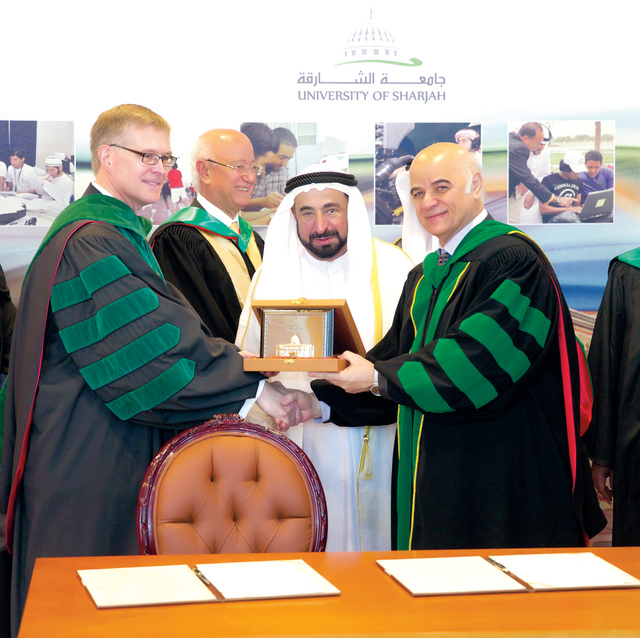 "سلطان القاسمي يتوسط حميد النعيمي وجون آر ريموند\t وام"