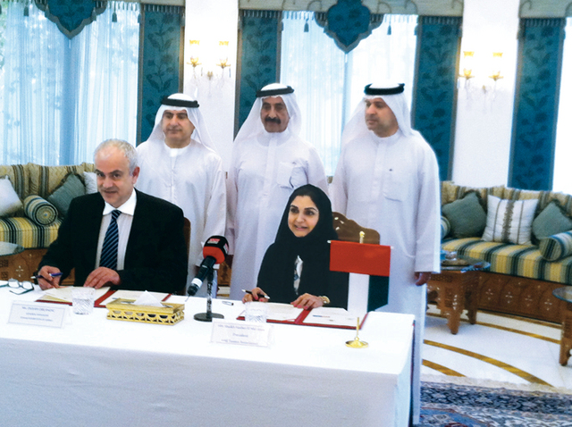"حشر آل مكتوم يتابع توقيع سارة الأمين ودوسان لعقد الاتفاقية\tالبيان"