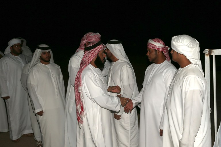 "أسرة الفقيد تتلقى العزاء بعد الدفن"